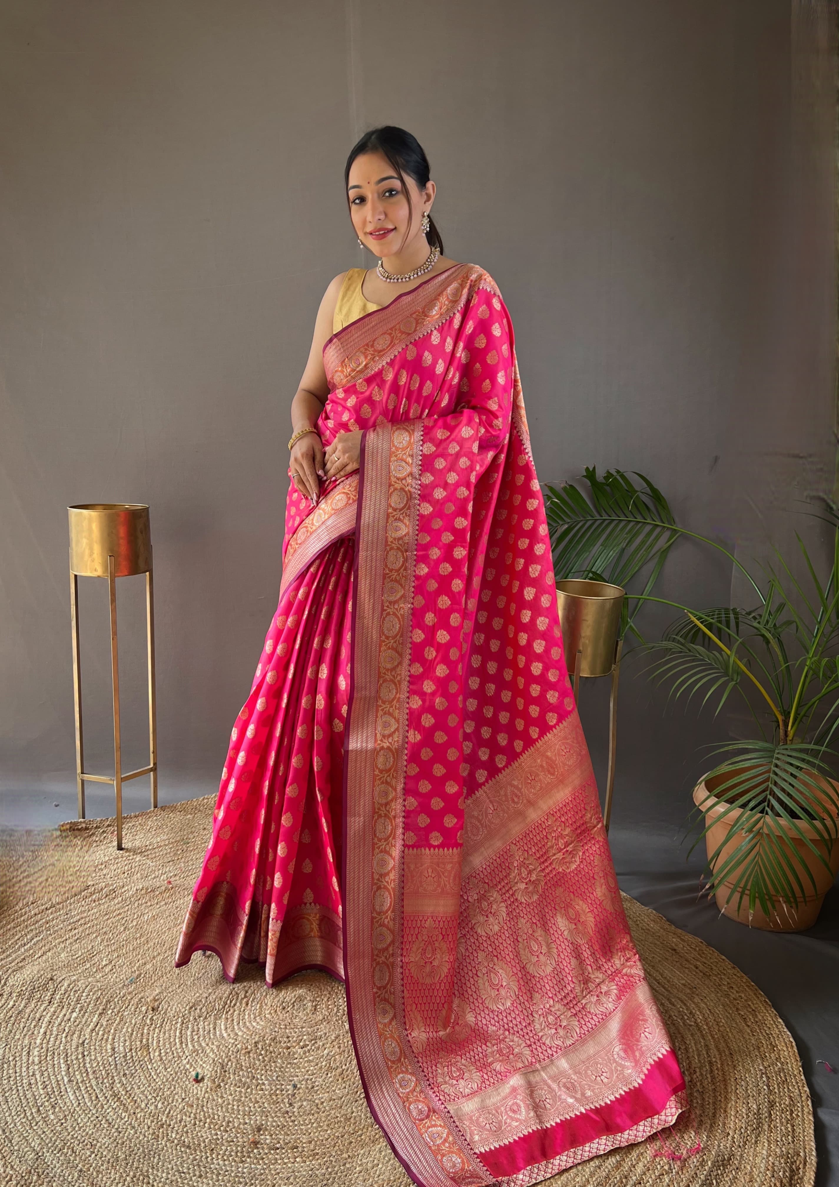 Women's Soft Rosy Silk Beautiful Border Saree With Rich pallu